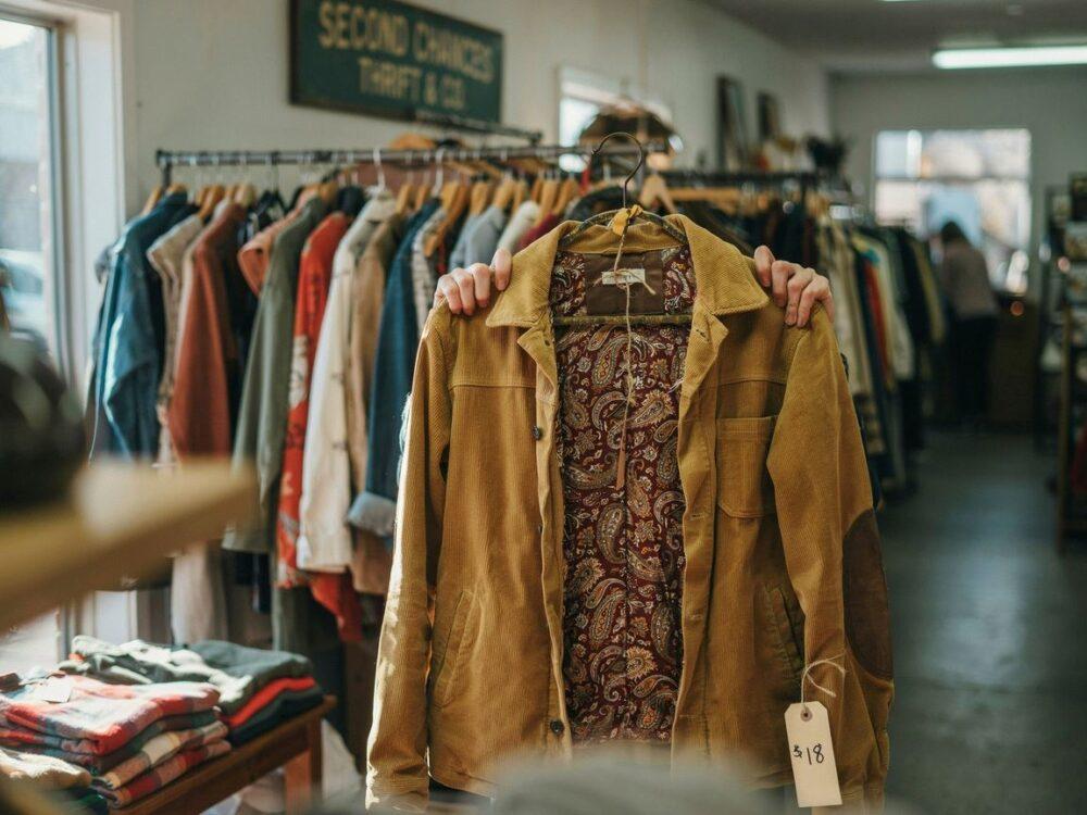 detal metki na odzieży second hand
