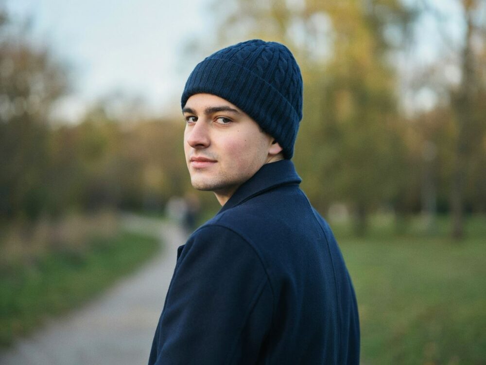 granatowa kurtka z czapką