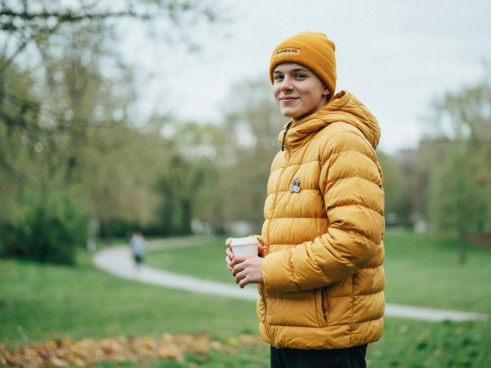 modna czapka do żółtej kurtki