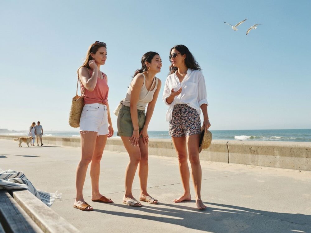 plażowy look z kolorowymi spodenki