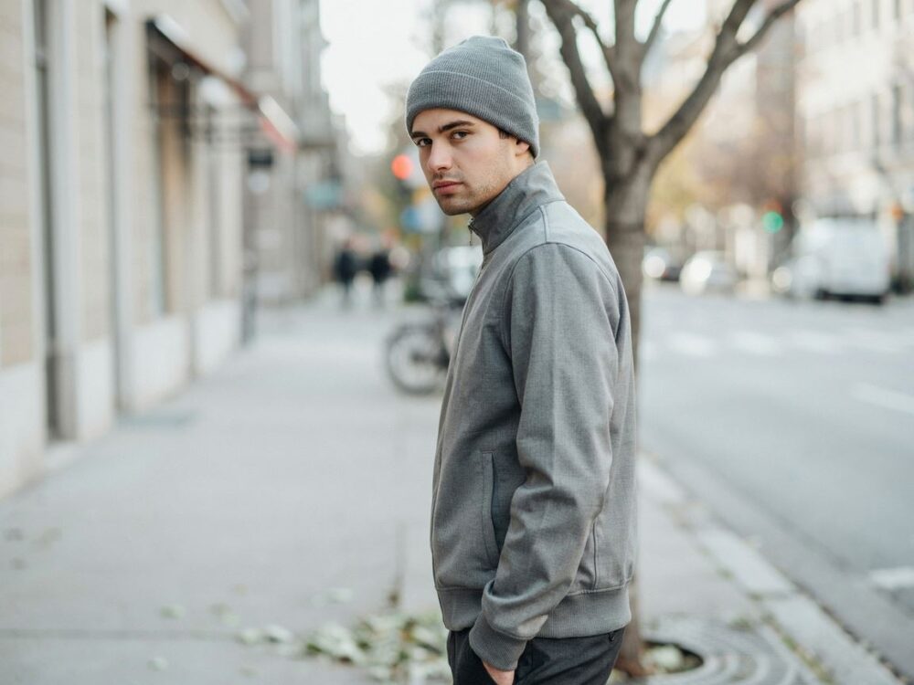 szara kurtka z czapką beanie