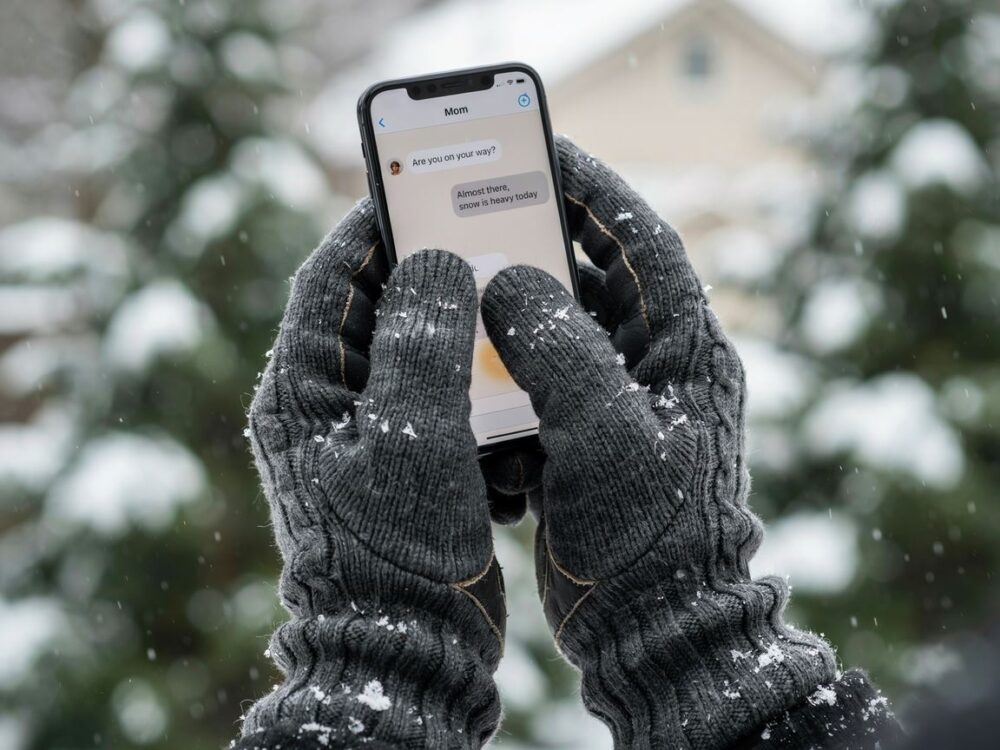 telefon w zimowych rękawiczkach