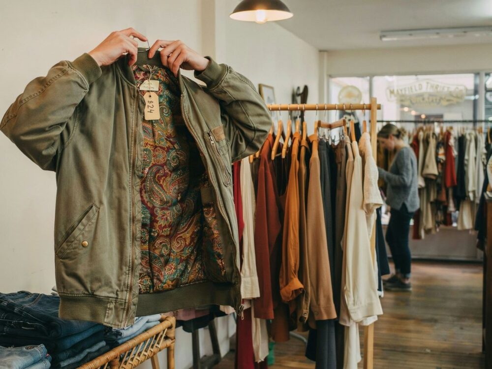 wieszaki z ubraniami używanymi